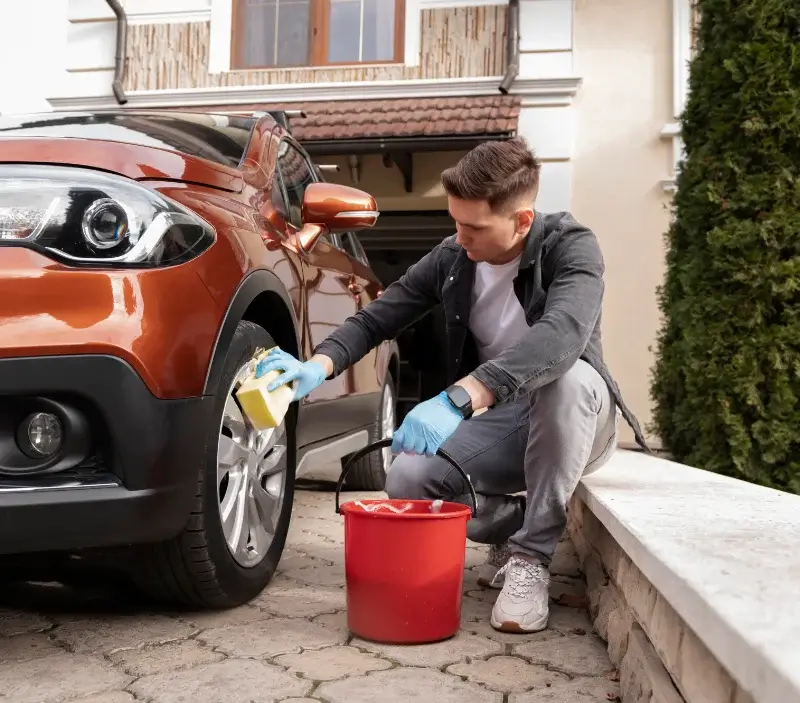 Lavage auto à domicile Balaguier-d'Olt : professionnel intervenant sur un véhicule